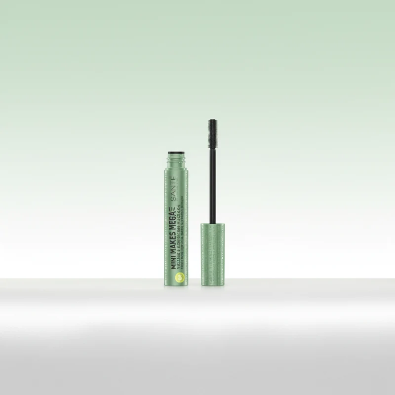 Le mascara Sante Mini rend les cils noirs encore plus intenses