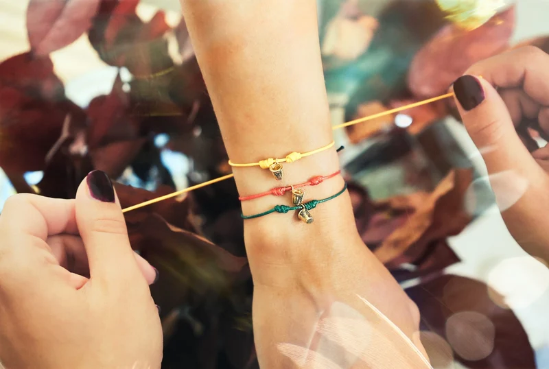 BRACCIALE FILO MAGICO CON DITALE COLORE A SCELTA