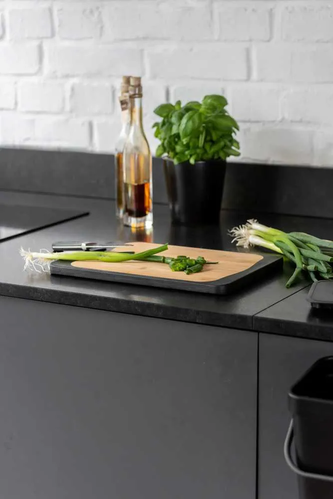 TAGLIERE KOMBI 33X23CM NERO CON MANICO E SCANALATURA PER LIQUIDI