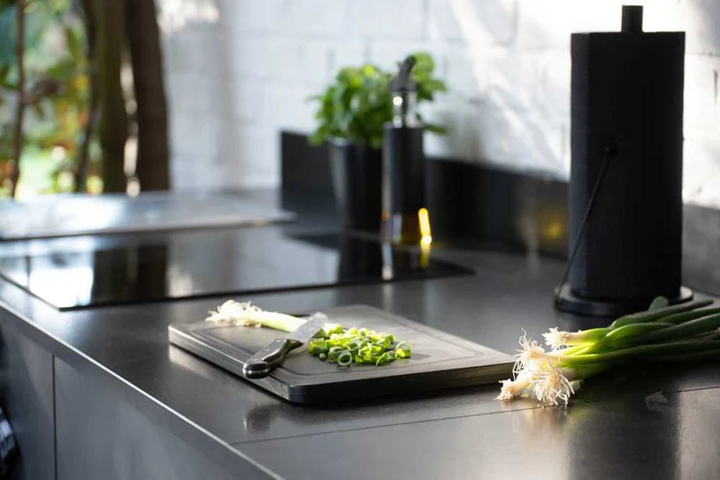 TAGLIERE KOMBI 33X23CM NERO CON MANICO E SCANALATURA PER LIQUIDI